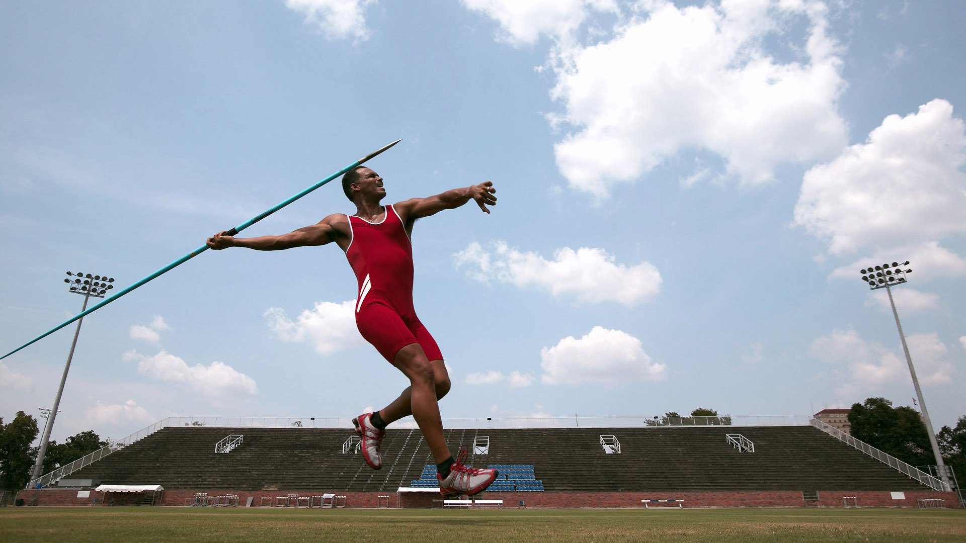 “从冰雪到沙漠:环游全球最危险赛段的巅峰对决”,从冰川到沙漠